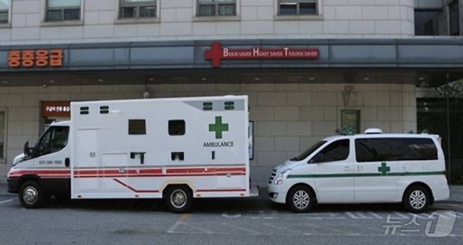 경북도가 보건복지부의 '중증 환자 병원간 이송체계 구축' 시범 사업에 선정돼 중증환자 전담구급차를 도입·운영한다.(경북도 제공, 재판매 및 DB 금지)ⓒ News1 김대벽기자