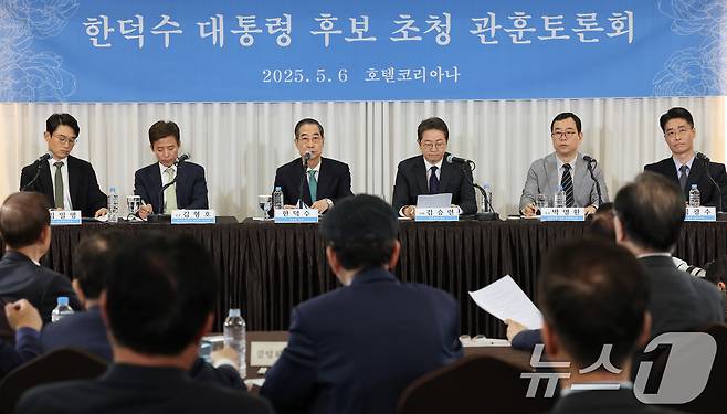 한덕수 무소속 대통령선거 예비후보(왼쪽에서 세 번째)가 6일 서울 중구 코리아나호텔에서 열린 관훈토론회에서 질의에 답변하고 있다. 2025.5.6/뉴스1 ⓒ News1 국회사진취재단