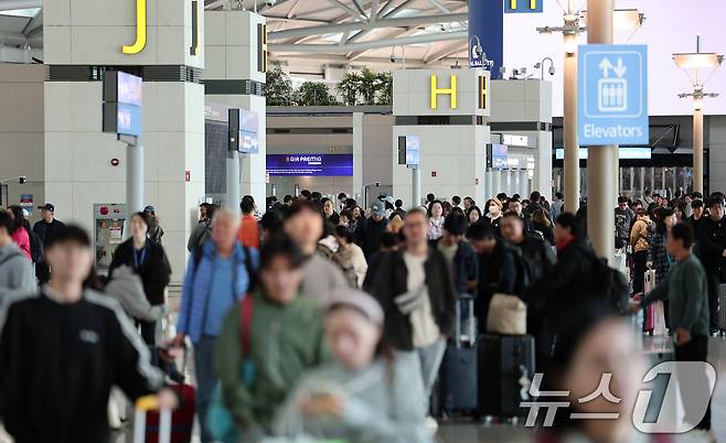 황금연휴를 앞둔 2일 오전 인천국제공항 제1여객터미널 출국장이 여행객들로 붐비고 있다. 2025.5.2/뉴스1 ⓒ News1 김성진 기자