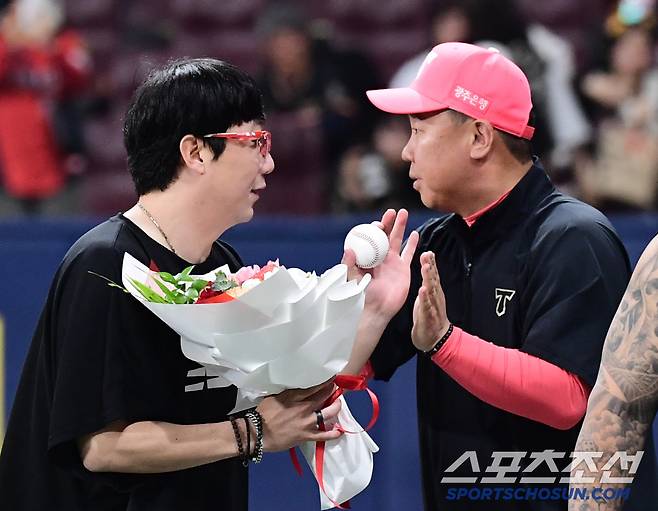 경기 종료 후 양현종과 하이파이브를 나누고 있는 KIA 이범호 감독.