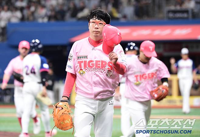 5월 5일 고척돔에서 열린 KBO리그 키움과 KIA의 경기. 6회 투구를 마치고 마운드를 내려오며 팬들에게 인사하는 KIA 선발 양현종. 고척=송정헌 기자songs@sportschosun.com/2025.05.05/