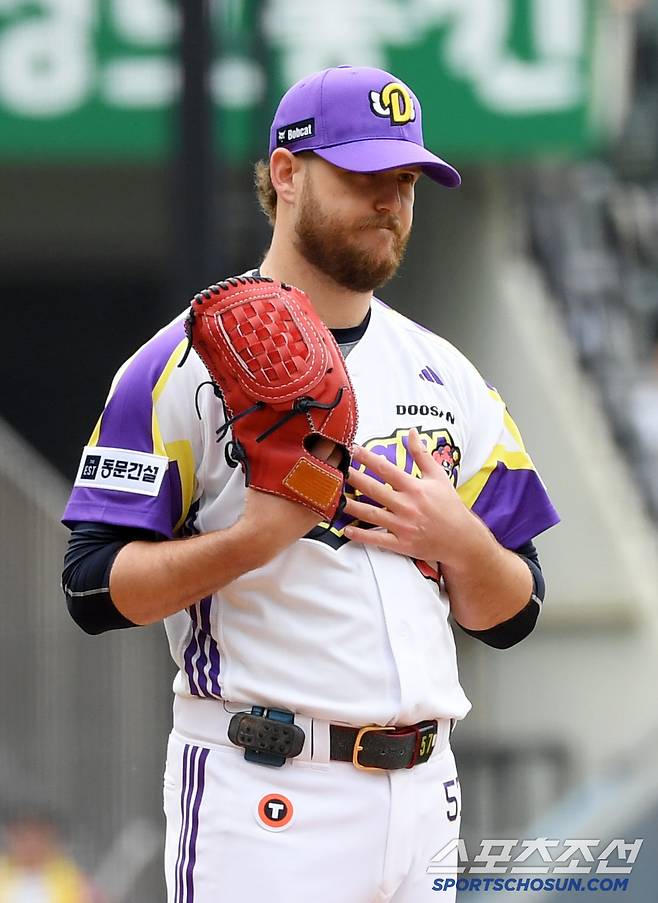 문보경을 기다리고 있던 콜어빈은 가슴에 손을 올리고 진심으로 미안한 마음을 전했다.