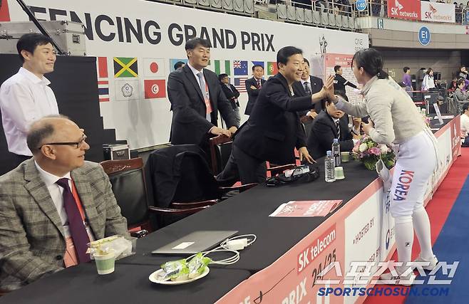 김택수 진천선수촌장이 4일 SKT펜싱그랑프리(여자사브르)에서 전하영이 결승행을 확정지은 직후 하이파이브를 나누며 축하하고 있다. 사진=전영지 기자