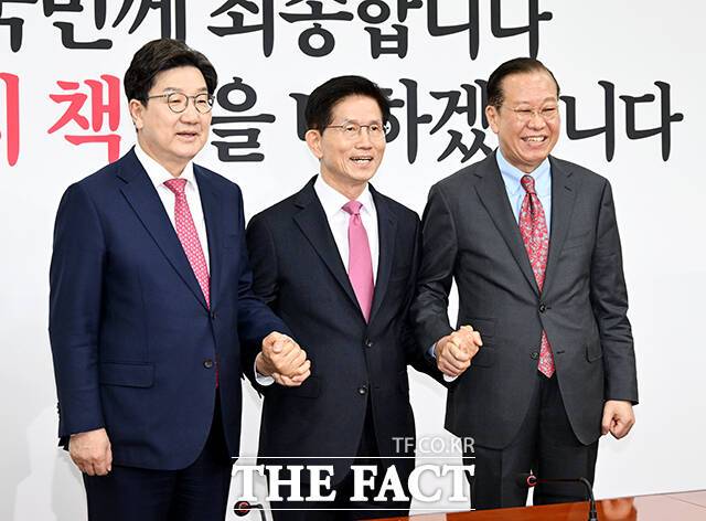 '쌍권' 국민의힘 지도부가 6일 김문수 대통령 후보와 단일화 일정을 협의하기 위해 영남 지역에 직접 찾아가기로 했다. 사진은 권성동(왼쪽부터) 원내대표와 김 후보, 권영세 비대위원장. /배정한 기자
