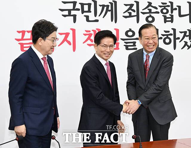 김문수 국민의힘 대선 후보가 6일 공식 일정을 중단하고 서울로 올라가 현안에 대한 대책을 마련하겠다고 선언했다. 사진은 왼쪽부터 권성동 원내대표, 김 후보, 권영세 비상대책위원장. /배정한 기자