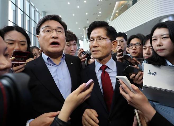 국민의힘 김문수 대선 후보가 6일 아시아태평양경제협력체(APEC) 회의장인 경북 경주시 경주화백컨벤션센터에서 후보 일정을 중단하고 서울로 올라가 현안 문제에 대한 대책을 마련하겠다고 밝힌 뒤 회의장을 떠나고 있다. 왼쪽은 초선·재선 대표인 김대식 의원. 연합뉴스
