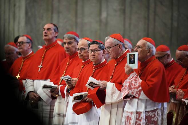 지난달 23일 프란치스코 교황의 시신에 참배하기 위해 바티칸 성 베드로 대성당에 모인 추기경단의 모습./AP 연합뉴스