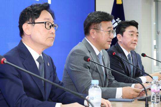 더불어민주당 윤호중(가운데) 선대위 총괄본부장이 6일 서울 여의도 당사에서 열린 총괄본부장단회의에서 발언하고 있다. 왼쪽은 박범계 공명선거 법률지원단장, 오른쪽은 강훈식 종합상황실장. 연합뉴스