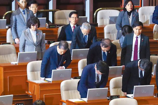 지난해 12월 11일 국회 본회의장에서 비상계엄 선포에 대해 사과하며 일어나 고개 숙인 다른 국무위원들과 달리 김 후보 혼자 자리를 지키고 있다.