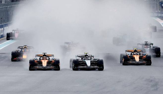F1 경주차들이 3일 미국 마이애미 인터내셔널 오토드롬 시가지 서킷에서 질주하고 있다. 뉴시스