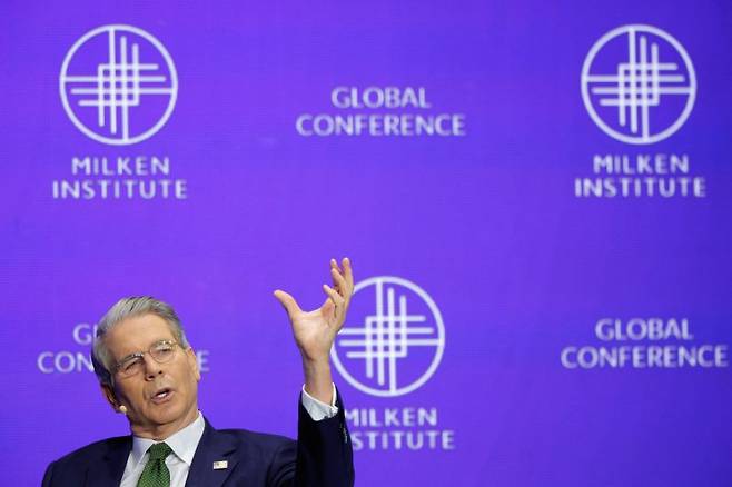 스콧 베선트 미국 재무장관이 5일(현지시간) 미국 로스앤젤레스(LA)에서 개최된 '밀컨 글로벌 콘퍼런스 2025'에서 내년 이맘때까지 미국 경제 성장률을 3%대로 만들겠다고 말하고 있다. 로이터연합뉴스