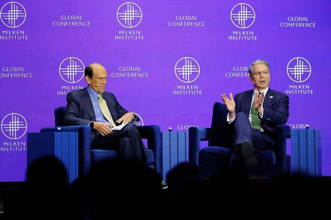 스콧 베선트 미국 재무장관이 5일(현지시간) 미국 로스앤젤레스(LA)에서 개최된 '밀컨 글로벌 콘퍼런스 2025'에서 대담을 하고 있다. 로이터연합뉴스