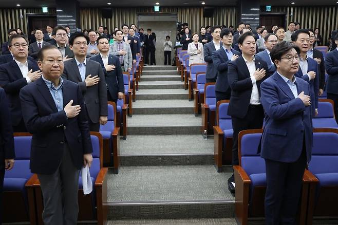 국민의힘 권영세 비상대책위원장과 권성동 원내대표을 비롯한 의원들이 6일 오후 서울 여의도 국회에서 열린 의원총회에서 국기에 경례를 하고 있다. /사진=뉴스1화상