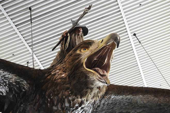 영화 호빗 시리즈에 등장했던, 간달프가 탄 독수리 조형물이 5일 뉴질랜드 웰링턴 공항 푸드코트 천정에 매달려 있다. 웰링턴/AP연합뉴스