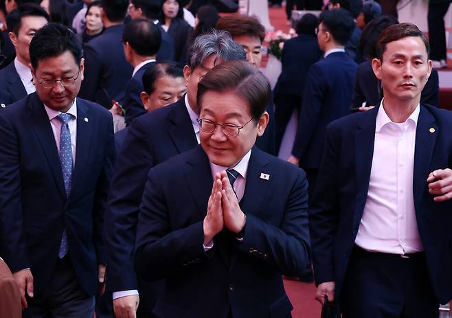 더불어민주당 이재명 대선 후보가 5일 서울 종로구 조계사에서 열린 불기 2569년 부처님오신날 봉축 법요식을 마친 후 이동하고 있다. 연합뉴스