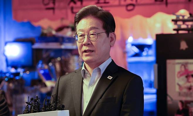 이재명 더불어민주당 대선 후보가 지난 1일 서울 종로구의 한 포차 식당에서 비(非)전형 노동자들과의 간담회를 마친 뒤 대법원의 공직선거법 위반 관련 파기환송 선고에 대한 입장을 밝히고 있다. 국회사진기자단