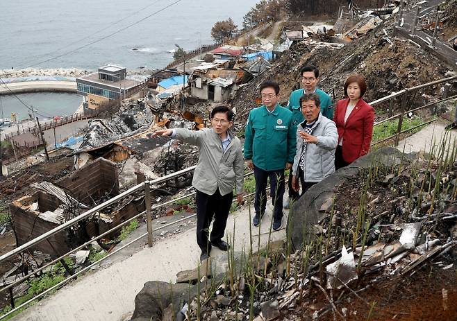 김문수 국민의힘 대선후보가 6일 오전, 이철우 경북도지사 등 관계자들과 함께 산불 피해를 입은 경북 영덕군 석리 따개비마을을 찾아 현장을 점검하고 있다. (본인 페이스북 캡처)