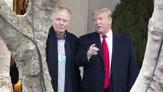 원로배우 존 보이트(왼쪽)가 2020년 1월 28일 당시 대선에서 낙선한 트럼프 대통령이 백악관을 떠나기 전 트럼프 대통령과 나란히 서서 대화를 나누고 있다. AP=연합뉴스