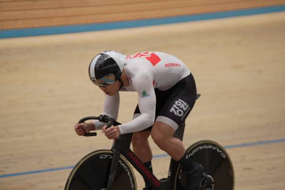 지난 4월 23일 치러진 국가대표 선발전에서 벨로드롬을 질주하는 최태호 선수. 사진 대한사이클연맹