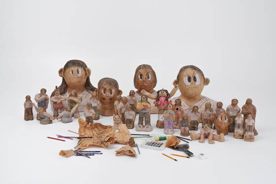 신민 개인전 '으웩! 음식에서 머리카락!' 출품작들. 냉동 감자튀김을 담은 누런 종이포대를 한 장 한 장 붙여 만든 조각 위에 연필로 그렸다. 사진 P21