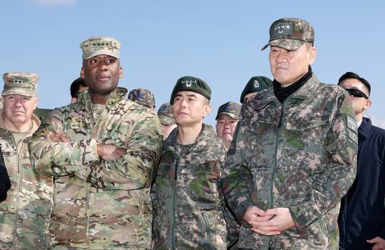 김명수 합참의장, 제이비어 브런슨 한미연합군사령관, 강신철 한미연합군부사령관 등 양국 군 지휘부가 지난 3월 6일 경기 포천시 승진훈련장에서 열린 '2025년 전반기 한미연합 수도기계화보병사단(수기사) 통합화력 실사격 훈련'을 찾아 현장 지도를 하고 있다. 뉴스1