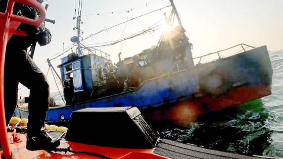 지난 3월 20일 중부지방해양경찰청 서해5도특별경비단이 인천 옹진군 소청도 남서쪽 해역에서 나포한 중국어선. 해경은 이날 중국어선 1척을 경제수역어업주권법 위반 혐의로 나포하고, 15척을 퇴거 조치했다. 서해5도특별경비단