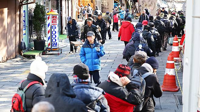 지난해 12월 24일 서울 종로구 탑골공원 노인무료급식소 앞이 식사를 기다리는 어르신들로 붐비고 있다. 한국은 인구 중 65세 이상 비율이 20%를 넘어서며 초고령 사회에 진입했다. 연합뉴스