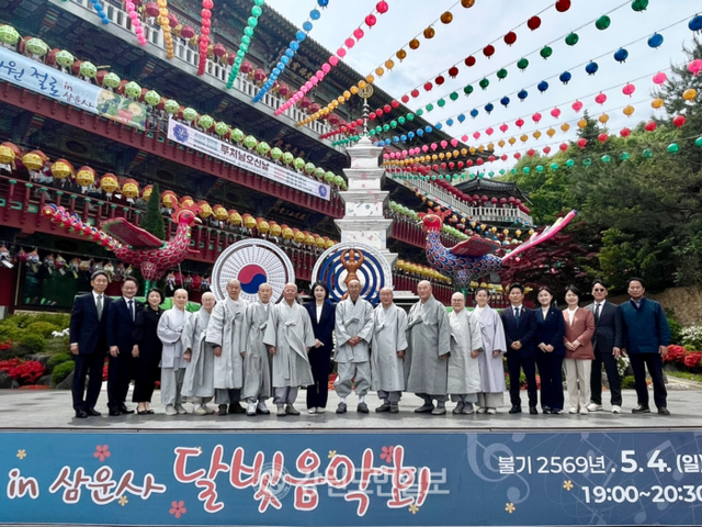 ▲ 더불어민주당 이재명 대선 후보의 부인 김혜경 씨가 6일 오후 춘천 삼운사를 찾아 불교계 민원을 청취했다. 이정호 기자