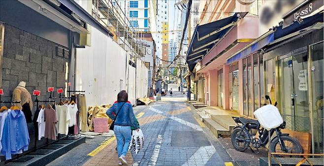 5일 폐업한 매장이 즐비한 서울 이화여대 앞 골목을 한 시민이 걸어가고 있다. 권용훈 기자
