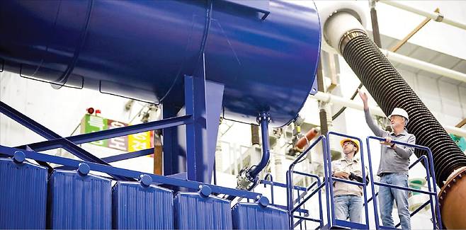 경남 창원 효성중공업 공장에서 직원들이 초고압 변압기를 검사하고 있다. 효성중공업 제공