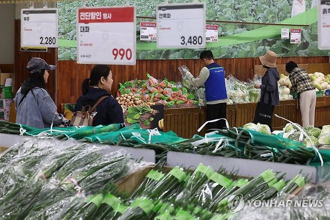 서울 서초구 하나로마트 양재점에 배추, 당근, 대파 등 농산물이 진열돼 있다. 연합뉴스