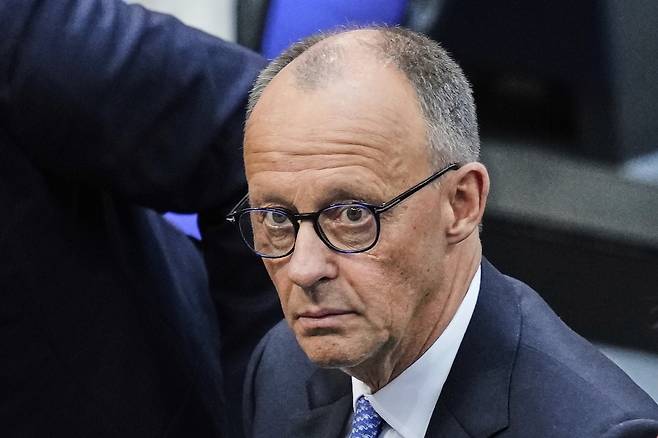 프리드리히 메르츠 기독민주연합(CDU) 대표가 6일(현지시간) 베를린 국회에서 새 독일 총리로 선출되지 못한 후 반응을 보이고 있다. AP연합뉴스