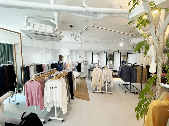 서울 성북구 ‘성북스마트패션산업센터’ 1층에 마련된 쇼룸 전경. 성북구 제공