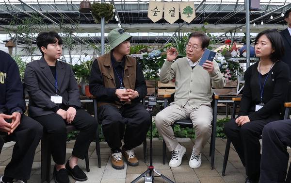 더불어민주당이 이재명 대선 후보의 파기환송심 일정과 관련해 사법부 압박 수위를 높이고 있어 논란이다. 사진은 더불어민주당 이재명 대선 후보가 6일 충북 청년 농업인 간담회에 참석한 모습. 연합뉴스