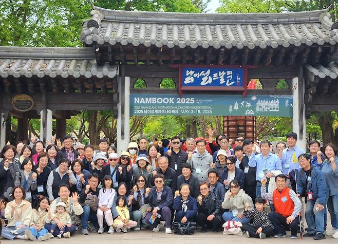 오륜교회 '이주민사역자 리조이스'에 참가한 이주민 사역자 부부들이 파이팅을 외치고 있다.