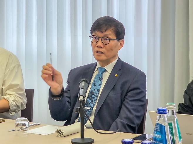 이창용 한은 총재는 5일(현지시간) 오전 아시아개발은행(ADB) 연차 총회 참석차 방문한 이탈리아 밀라노에서 국내 기자단과 간담회를 가졌다.