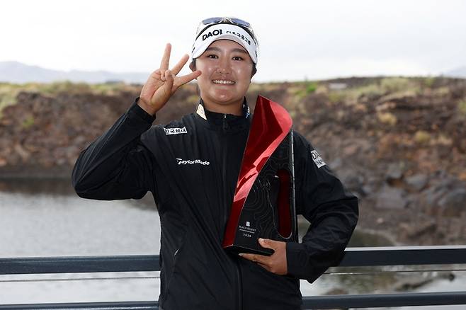 LPGA 투어 블랙 데저트 챔피언십 정상에 오른 유해란이 환하게 웃으며 포즈를 취하고 있다. AFP 연합뉴스