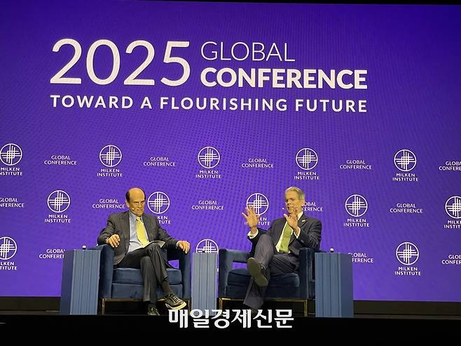 스콧 베선트 미국 재무장관(오른쪽)이 5일(현지시간) 밀컨 콘퍼런스 ‘글로벌 경제 상황’ 세션에 참가해 마이클 밀컨 밀컨 콘퍼런스 회장의 질문에 답하고 있다. 윤원섭 특파원