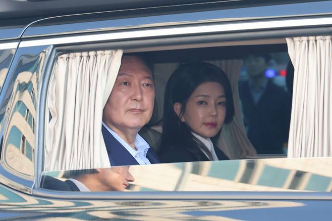 윤석열 전 대통령과 김건희 전 여사가 4월11일 오후 서울 용산구 대통령 관저에서 나와 차를 타고 사저로 향하고 있다. /사진=뉴스1.