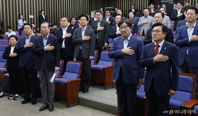 국민의힘 권영세 비상대책위원장과 권성동 원내대표를 비롯한 의원들이 6일 오후 서울 여의도 국회에서 열린 의원총회에서 국기에 경례를 하고 있다. 2025.5.6/사진=뉴스1 /사진=(서울=뉴스1) 이광호 기자