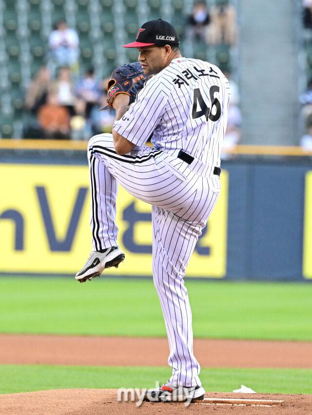 2025년 4월 24일 오후 서울 잠실구장에 진행된 '2025 신한 SOL뱅크 KBO 리그' NC 다이노스와 LG 트윈스의 경기. LG 선발투수 치리노스가 역투하고 있다./마이데일리