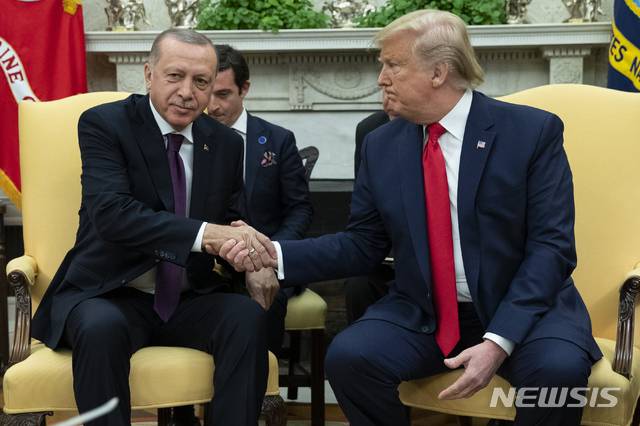 【워싱턴=AP/뉴시스】 도널드 트럼프 미국 대통령은 5일(현지 시간) 레제프 타이이프 에르도안 튀르키예 대통령과 통화하고 우크라이나 전쟁, 시리아 및 가자지구 문제 등에 대해 논의했다. 사진은 도널드 트럼프(오른쪽) 미국 대통령이 집권 1기인 지난 2019년 11월 13일(현지시간) 백악관 집무실에서 에르도안 터키 대통령과 회담에 앞서 악수하는 모습. 2025.05.06