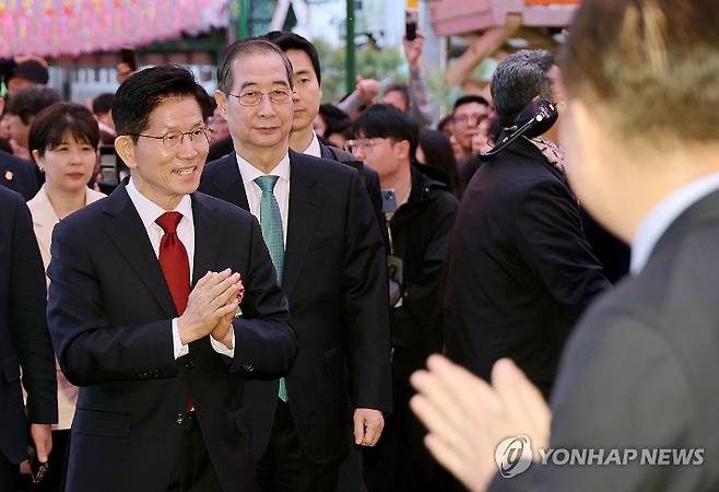 (서울=연합뉴스) 한상균 기자 = 국민의힘 김문수 대선 후보와 무소속 한덕수 대선 예비후보가 5일 서울 종로구 조계사에서 열린 불기 2569년 부처님오신날 봉축법요식에 참석하고 있다. 2025.5.5 xyz@yna.co.kr 연합뉴스