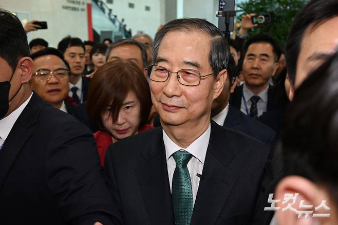 한덕수 전 국무총리가 2일 서울 여의도 국회 소통관에서 제21대 대통령 선거 출마선언 기자회견을 마치고 이동하고 있다. 윤창원 기자