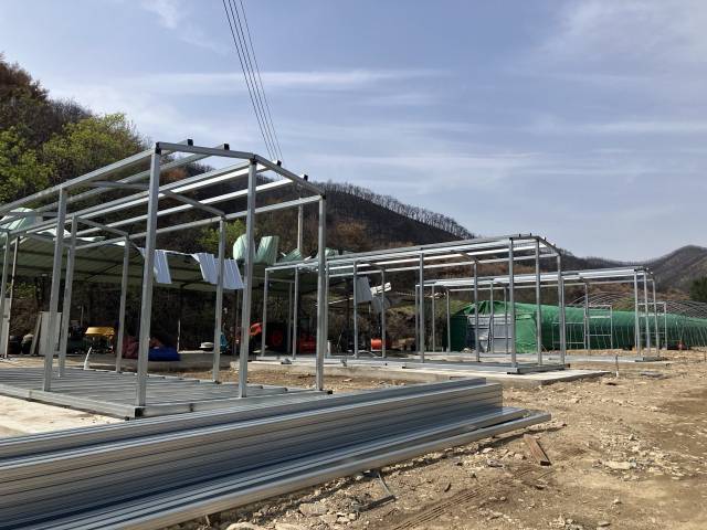 ▲경북 의성군 점곡면 사촌1리의 박기 이장은 파밭의 파를 다 뽑고 임시주택 5동의 터를 제공했다. 그 터에 임시주택이 건립되고 있는 모습. ⓒ프레시안(손가영)