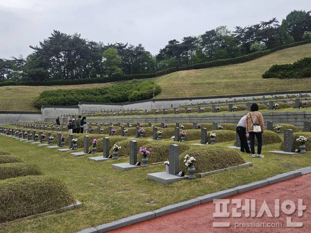 ▲6일 국립5·18 민주묘지를 찾은 가족 단위 참배객들이 묘비 앞에서 추모하고 있다.2025.05.06ⓒ프레시안(김보현)