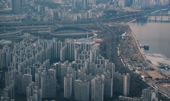 롯데월드타워 서울스카이 전망대에서 바라본 서울 시내 아파트 모습. 연합뉴스