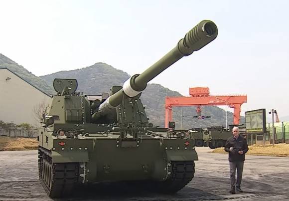 ‘K-9 자주포’ 우수성 설명하는 CBC 방송 - 캐나다 공영방송 CBC 기자가 한화에어로스페이스가 설계·제작한 K-9 자주포 옆에서 ‘K방산’의 우수성을 설명하고 있다. CBC 캡처