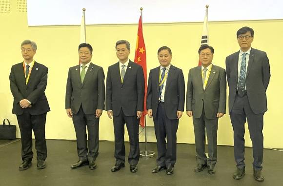 4일(현지시간) 이탈리아 밀라노에서 열린 ‘제28차 아세안+3 재무장관·중앙은행총재 회의’에 참석한 이창용 한국은행 총재 등이 기념촬영을 하고 있다. 왼쪽부터 히미노 료조 일본은행 부총재, 가토 가쓰노부 일본 재무상, 란포안 중국 재정부장, 판궁성 중국 인민은행장, 최지영 기획재정부 차관보, 이 총재. 한국은행 제공