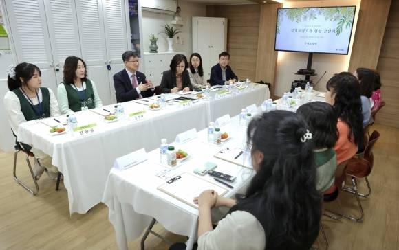 이기일 보건복지부 1차관이 18일 서울 은평구 은평요양원에서 장기요양기관 현장 간담회를 갖고 있다. 보건복지부 제공